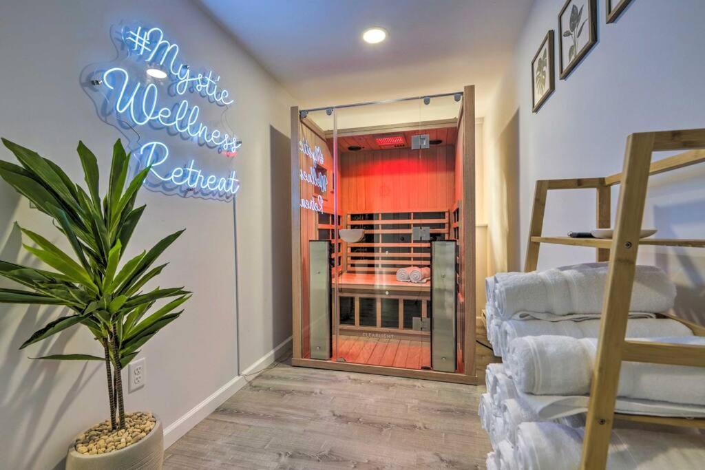 New! Updated Mystic Home W/ Sauna, Hot Tub & Deck Exterior foto