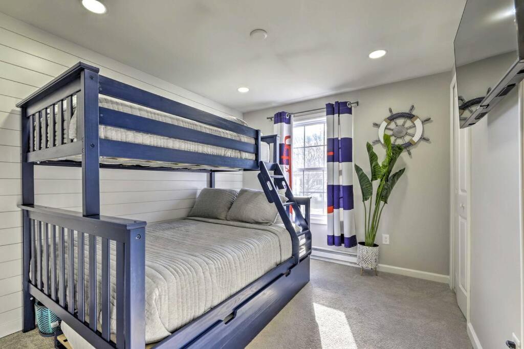 New! Updated Mystic Home W/ Sauna, Hot Tub & Deck Exterior foto