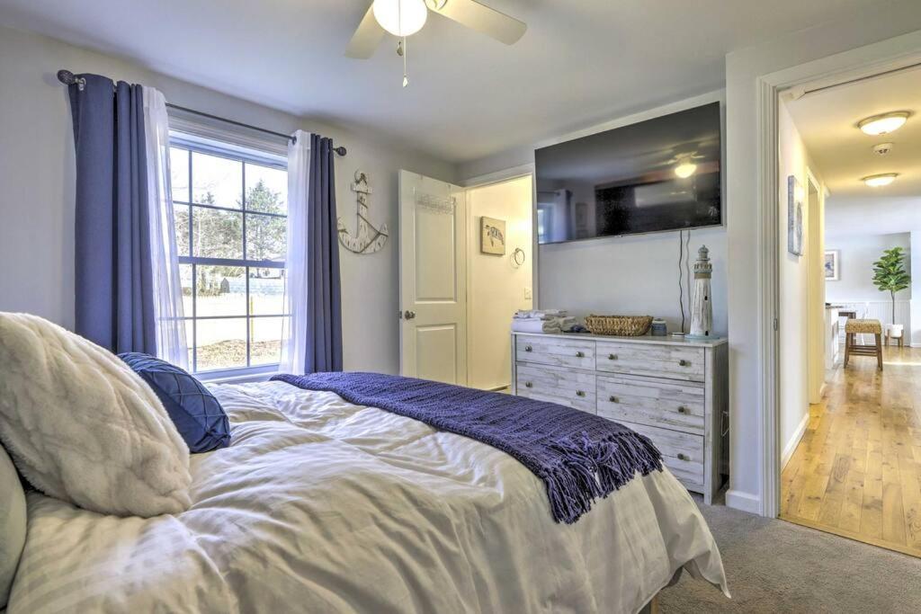 New! Updated Mystic Home W/ Sauna, Hot Tub & Deck Exterior foto