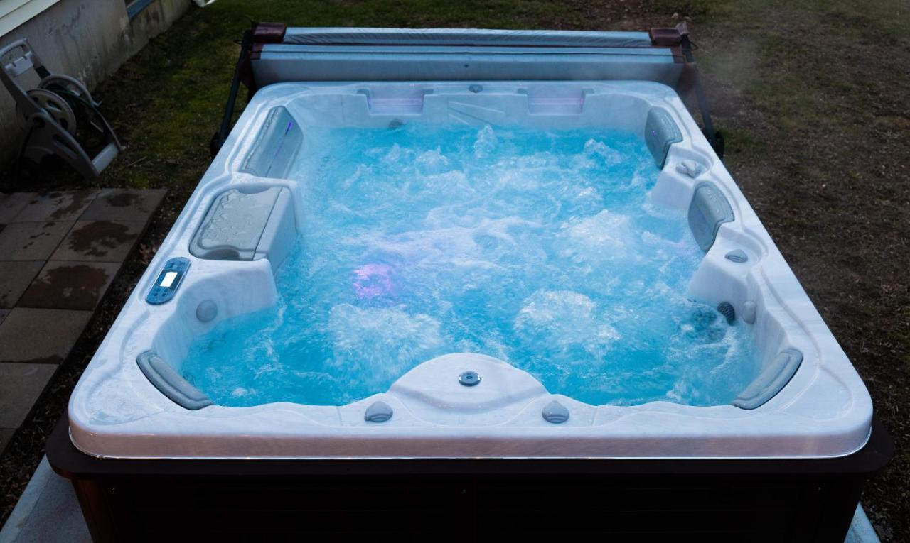 New! Updated Mystic Home W/ Sauna, Hot Tub & Deck Exterior foto